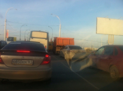 В Волгодонске из-за поломавшегося троллейбуса около десятки автомобилей застряли в пробке на мосту