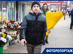 Охапками красивых цветов волгодонцы встретили День матери