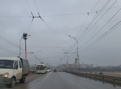 В Волгодонске на Путепроводе начали вешать гирлянды