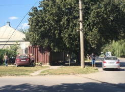 В Волгодонске в результате ДТП «Матиз» вынесло на забор частного дома