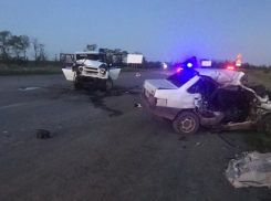 ВАЗ-21099 вылетел на встречную полосу и спровоцировал лобовое ДТП под Волгодонском