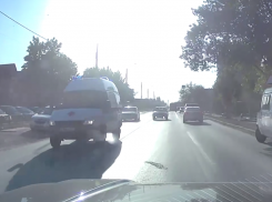 Обнаглевшие в край водители: за скорой по встречке через двойную сплошную