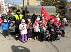 Патрульный автомобиль с мигалками, военная машина, полицейские и герой СВО: незабываемый  День защитника Отечества прошел в детсаду Волгодонска