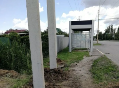 После обращения в «Блокнот», столбы на пешеходной тропинке в ДНТ «Донской сад» убрали в другое место 
