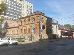 Украинский БПЛА ударил по жилому дому в Ростове, врачи борются за жизнь пострадавших 