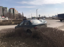 «Хендай» оказался на бордюре после ДТП на проспекте Мира в Волгодонске