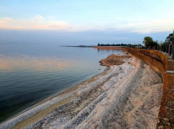 Цимлянское водохранилище начало убегать от набережной Волгодонска 