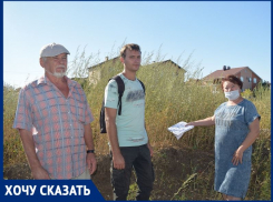 «Администрация, обратите на нас внимание»: жители В-Е теряют терпение из-за некошеной травы и плохой дороги