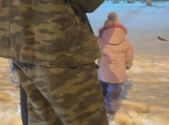 Пьяные в хлам мужчины с бутылкой водки в руках снимали на телефон сидящую на дороге годовалую девочку