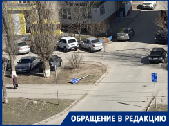 Лежит «в обмороке» у дороги больше недели: жители просят восстановить сбитый знак «Осторожно, дети!» 