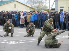 Потенциальным призывникам из Волгодонска показали приемы спецназа и способ уборки солдатской койки