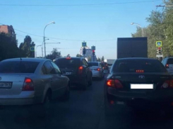 В утренний час-пик из-за ДТП «встали» мост и проспект Строителей