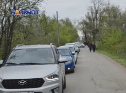 На Радоницу на старом кладбище Волгодонска образовалась километровая пробка из-за наплыва посетителей