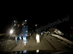 Появилось видео с места ДТП под Волгодонском, где погиб просивший о помощи 34-летний мужчина