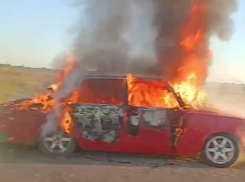 Такое только в Зимовниках может случиться: появилось видео с охваченным огнем автомобилем из Волгодонска