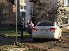  В Волгодонске в результате ДТП автодели «залетела» на газон – очевидец