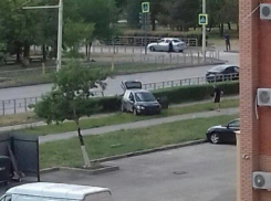 Минуя забор и кусты, Хендай вылетел на пешеходную дорожку