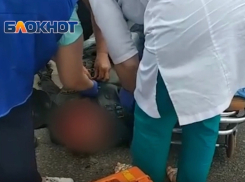 Жуткие кадры погрузки мотоциклиста в «скорую» после ДТП на мосту попали на видео