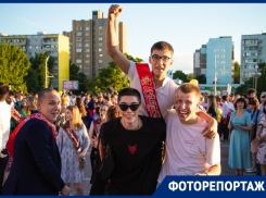 Как прошел общегородской выпускной бал: найди себя на фото
