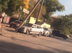 ВАЗ-2114 влетел в столб недалеко от рынка на улице Морской 