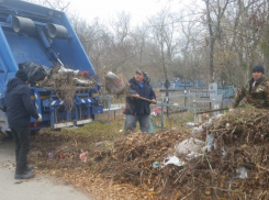 Регоператор совместно с администрацией за три дня очистили от мусора два кладбища в Волгодонске