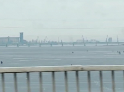 На улице +11: волгодонские рыбаки продолжают рисковать жизнью на льду 