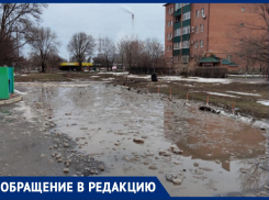 Внутриквартальный проезд превратился в пролив на улице Гагарина в Волгодонске