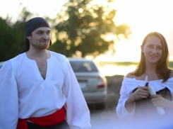 Пираты отправили в плавание бутылки с пожеланиями в море в Волгодонске 