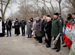 Память 29 горожан, погибших на Северном Кавказе, почтили на Аллее почетных захоронений в Волгодонске