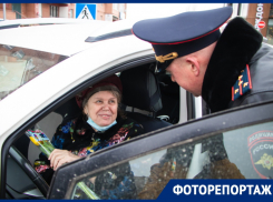 Тюльпаны за превышение красоты: волгодончанкам раздали цветы на улицах города