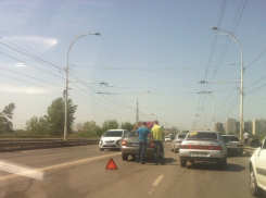 В Волгодонске ДТП на путепроводе создало огромную пробку