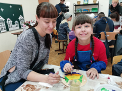  В Волгодонске «особенные» детки изготовили новогодние игрушки вместе с родителями