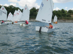 В акватории Цимлянского водохранилища 36 спортсменов соревновались за победу в парусной регате, посвященной 100-летию района