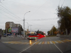 «Пора менять резину на зимнюю»: Волгодончанка сняла на видео опасный разворот автомобиля возле «Комсомольца» 