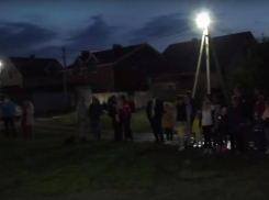 «Зажгли по-взрослому»: в кварталах В-14 и В-25 включили сотни фонарей наружного освещения