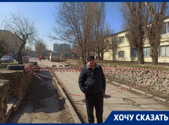 Волгодонец перегородил дорогу сигнальной лентой из-за падающего дерева