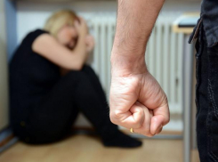 В Цимлянске пенсионер избил свою пожилую знакомую