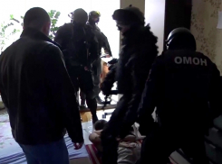 Появилось видео задержания двух волгодонцев, похищавших деньги у тяжелобольных людей