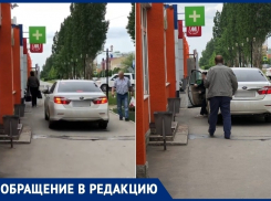 «Езжу, где хочу»: волгодончанка, приехавшая за покупками в «Магнит», заехала на тротуар