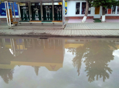 К волгодонской остановке после дождя можно пройти только в забродах