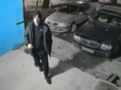 «Трогал свой половой орган»: волгодонцы обратились в полицию после просмотра записей с камер на входе в МКД