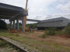 В Волгодонске началась установка последнего пролета нового путепровода