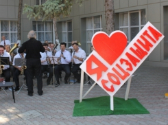 Соцработникам Волгодонска подарили красочный концерт в честь праздника