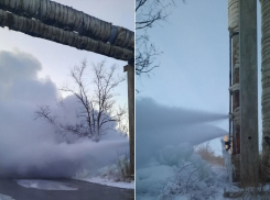 «А люди не сварятся?»: фонтан кипятка бьет на 9-Заводской улице в Волгодонске на дорогу