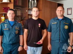 Медаль вручили спасшему детей из огня жителю Зимовниковского района