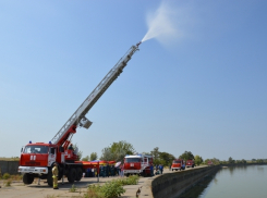 Волгодонские пожарные продемонстрировали инновационные способы тушения пожара