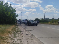 «Мерседес» снес столб из-за объезжающего яму автомобиля на Набережной