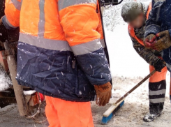 Рабочие приступили к ремонту дорог в Волгодонске при снегопаде