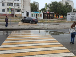 Пешеходный переход в квартале В-7 обследуют на наличие дефектов