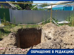 «Заезда нет»: огромную яму выкопали рабочие под воротами жительницы дома в станице Романовской